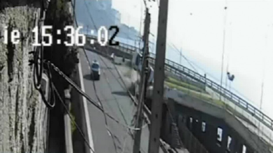 Cámara registra aparatoso accidente: Auto se vuelca contra los rieles del Metro de Valparaíso Cámara registra aparatoso accidente: Auto se vuelca contra los rieles del Metro de Valparaíso