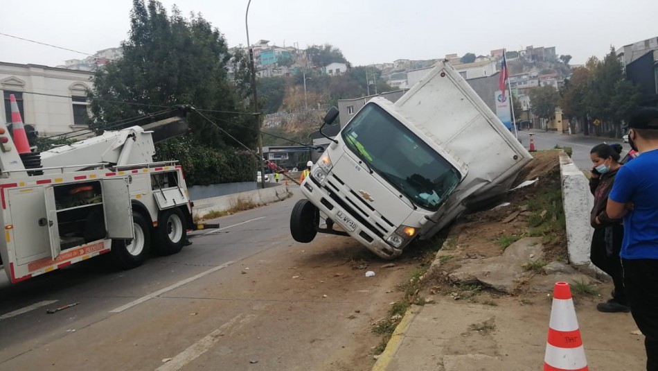 Nuevo volcamiento en bajada Santos Ossa en Valparaíso: Dos personas terminaron lesionadas Nuevo volcamiento en bajada Santos Ossa en Valparaíso: Dos personas terminaron lesionadas