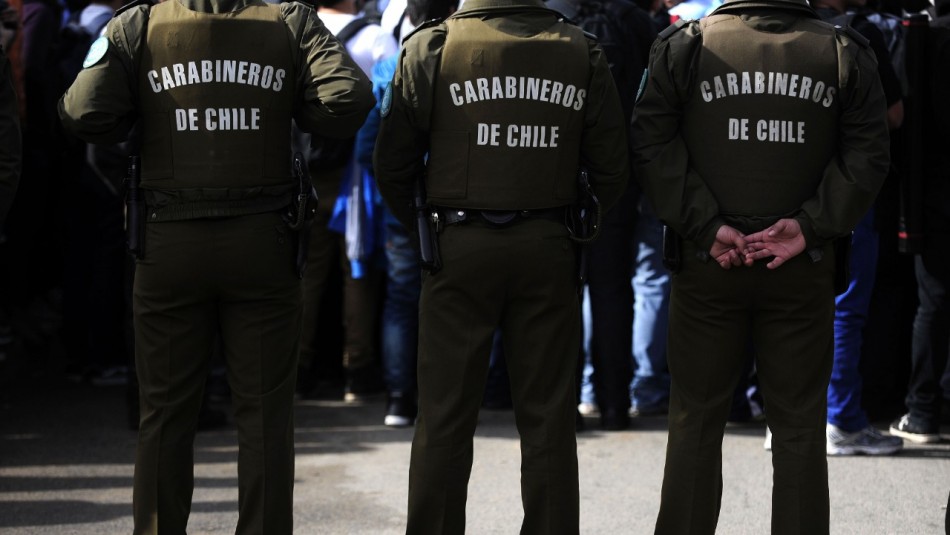 Detienen a tres Carabineros tras ser sorprendidos en fiesta clandestina en un departamento Detienen a tres Carabineros tras ser sorprendidos en fiesta clandestina en un departamento