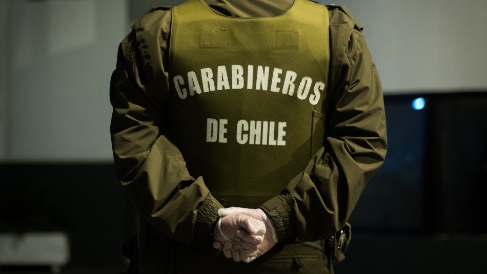 Carabinero en fiesta clandestina: Arraigo y prohibición de acercarse al capitán que amenazó Carabinero en fiesta clandestina: Arraigo y prohibición de acercarse al capitán que amenazó