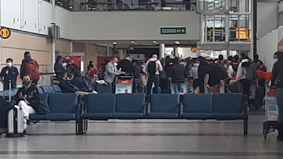 Gran congestión en aeropuerto de Santiago Gran cantidad de viajeros en aeropuerto de Santiago: Algunos no irían a hoteles sanitarios