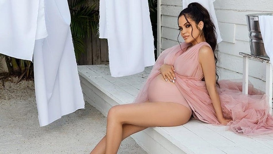 Con un helicóptero lanzando humo rosa y una gran fiesta: Natti Natasha revela que tendrá niña Con un helicóptero lanzando humo rosa y una gran fiesta: Natti Natasha revela que tendrá niña