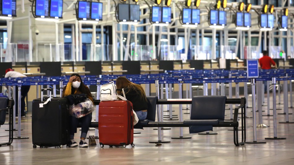 Aeropuerto de Santiago De filas llenas a pasillos vacíos: Así luce aeropuerto de Santiago tras cierre de fronteras