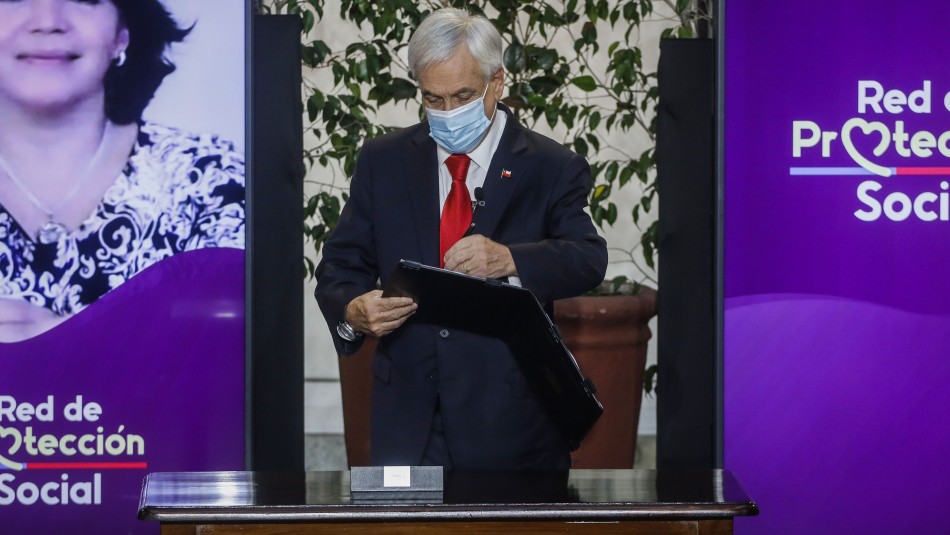 Sebastián Piñera Presidente Piñera promulga ley que establece el Bono de Clase Media y Préstamo Solidario