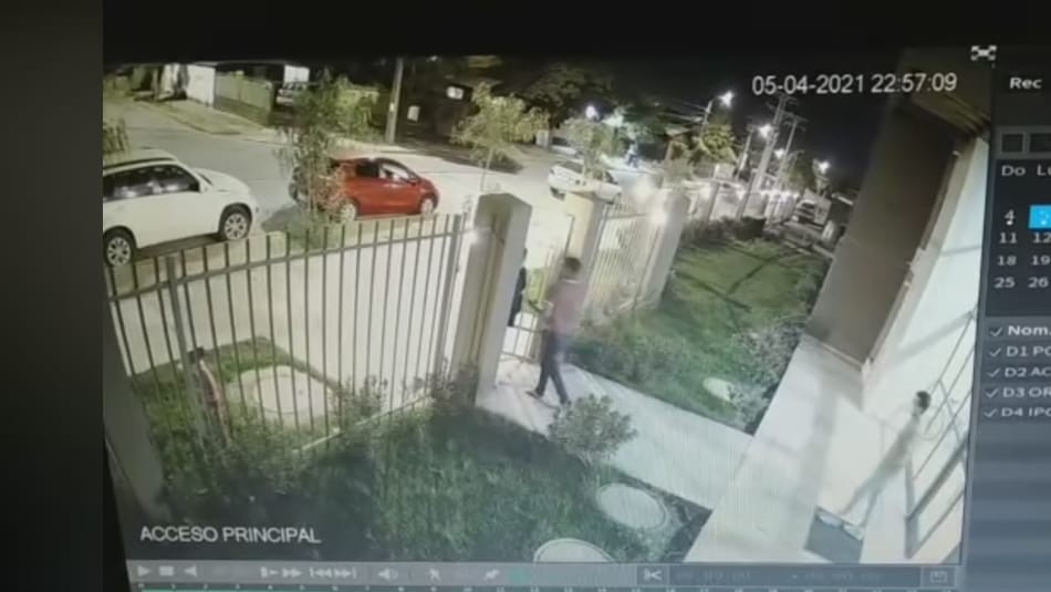 Carabineros se lanzan a la piscina y agreden a conserje durante fiesta clandestina en Talca Carabineros se lanzan a la piscina y agreden a conserje durante fiesta clandestina en Talca