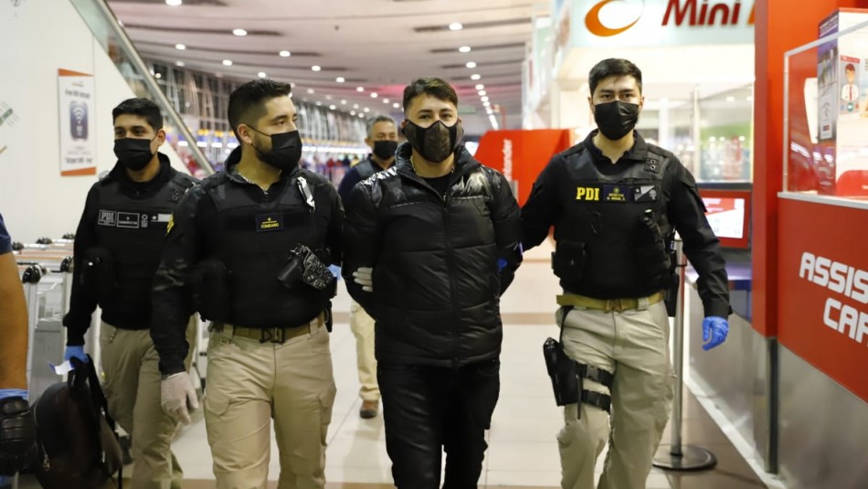 Bayron Fire Detienen en el aeropuerto a cantante chileno buscado por robo y delitos violentos