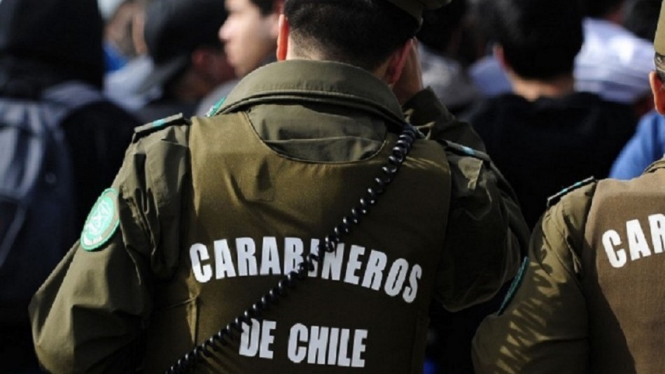 Carabinero Carabinero es dado de baja por fiesta clandestina.