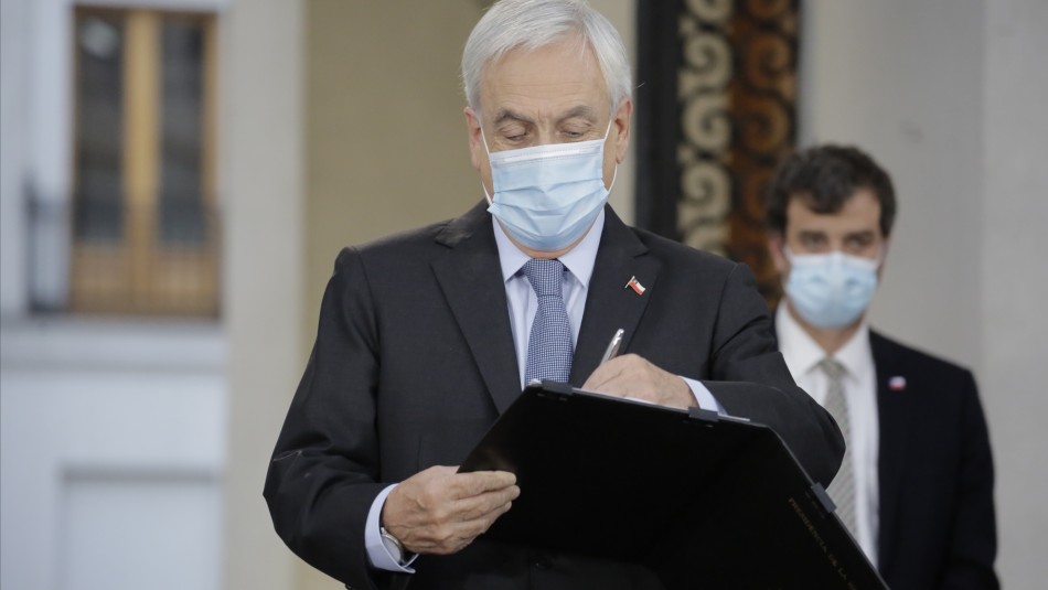 Sebastián Piñera Presidente Piñera promulga ley que posterga las elecciones para el 15 y 16 de mayo
