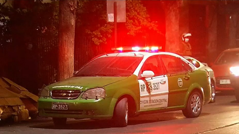Golpean a tres carabineros mientras realizaban una fiscalización por desórdenes en Recoleta Golpean a tres carabineros mientras realizaban una fiscalización por desórdenes en Recoleta