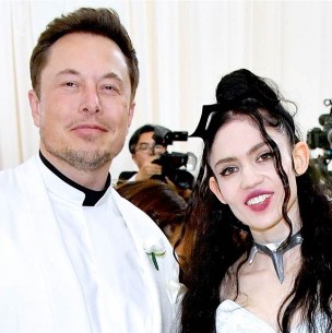 La novia de Elon Musk estrena tatuaje de La novia de Elon Musk estrena tatuaje de