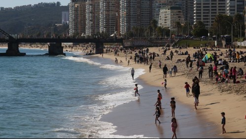 'Hay demasiada gente': Masivo arribo de turistas por fin de semana largo a Viña del Mar