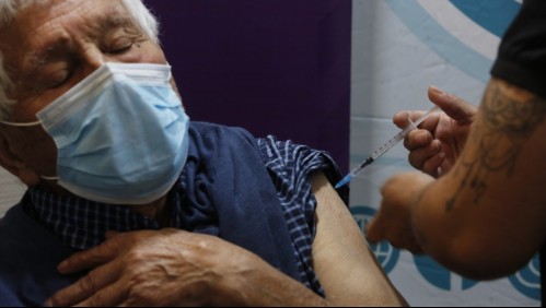 Se inicia vacunación bivalente contra el Covid-19 para mayores de 70 años: Revisa cómo sigue el calendario
