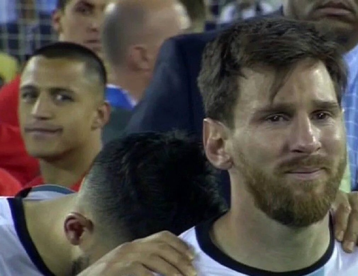 Messi llora mientras Alexis lo mira / Pinterest