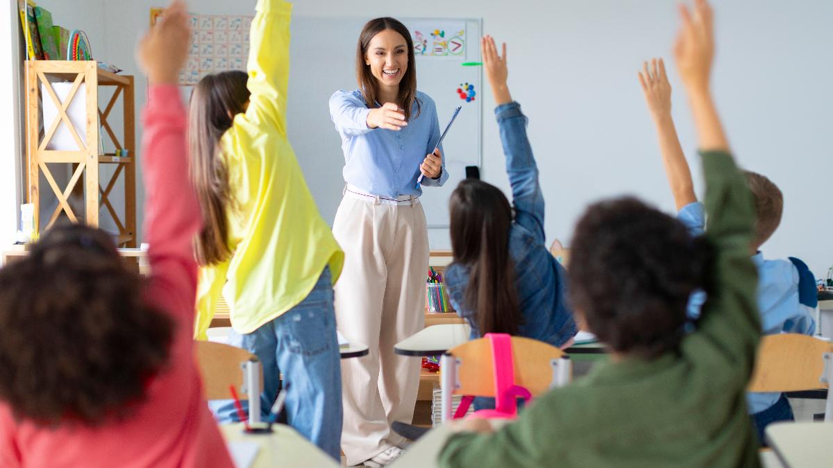 Profesora en un salón de clases (Referencial Shutterstock)