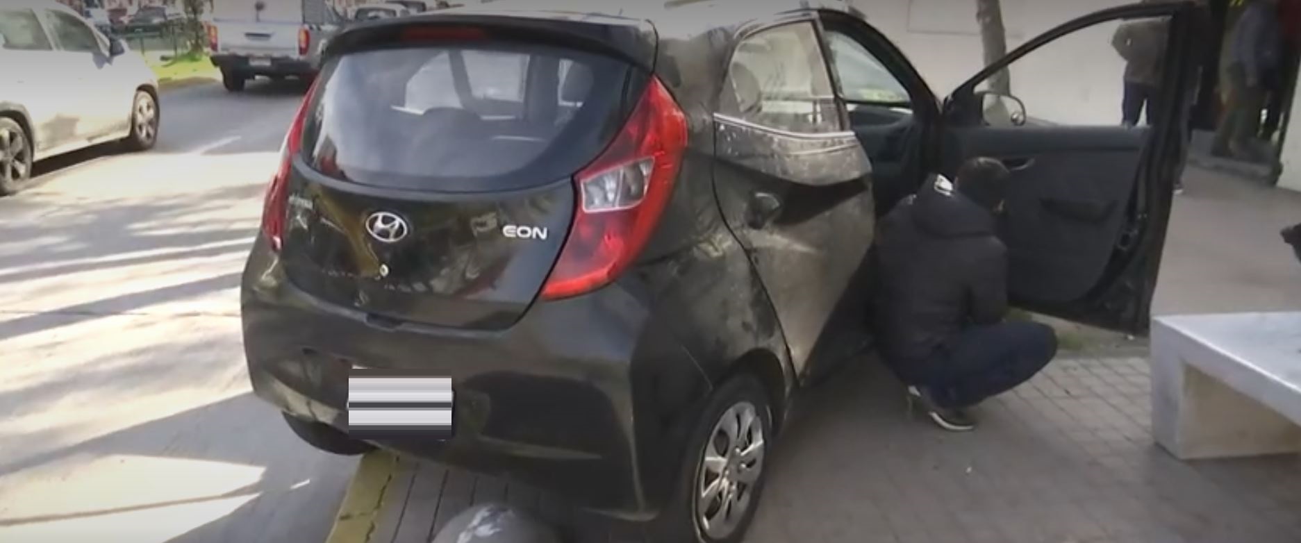 El auto quedó encima de la vereda