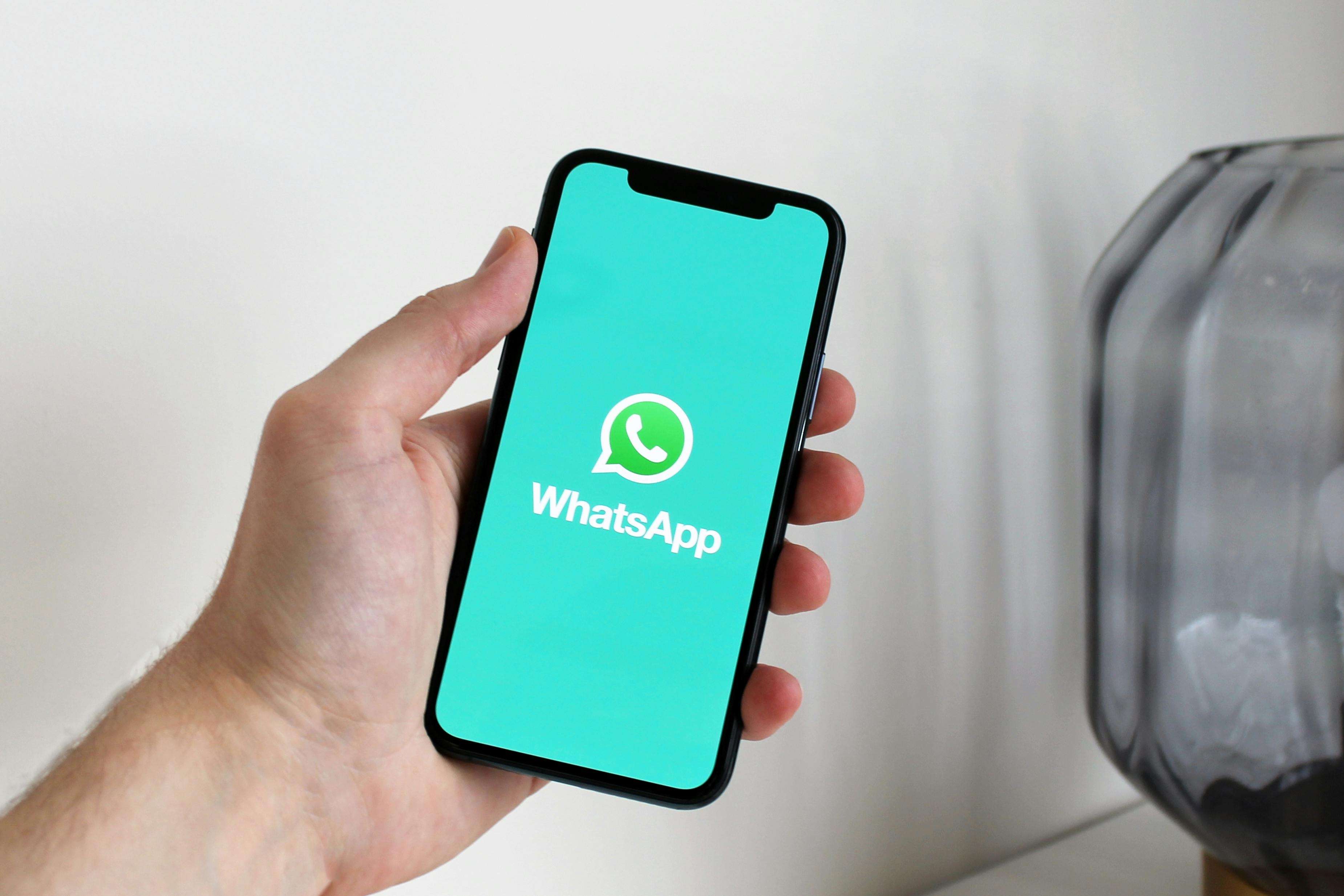 Celular con la aplicación WhatsApp (Pexels)