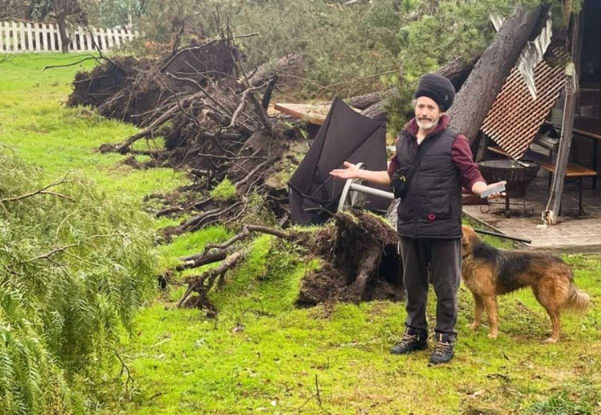 Quique Neira em sua casa no Batuco depois da tempestade (Instagram)