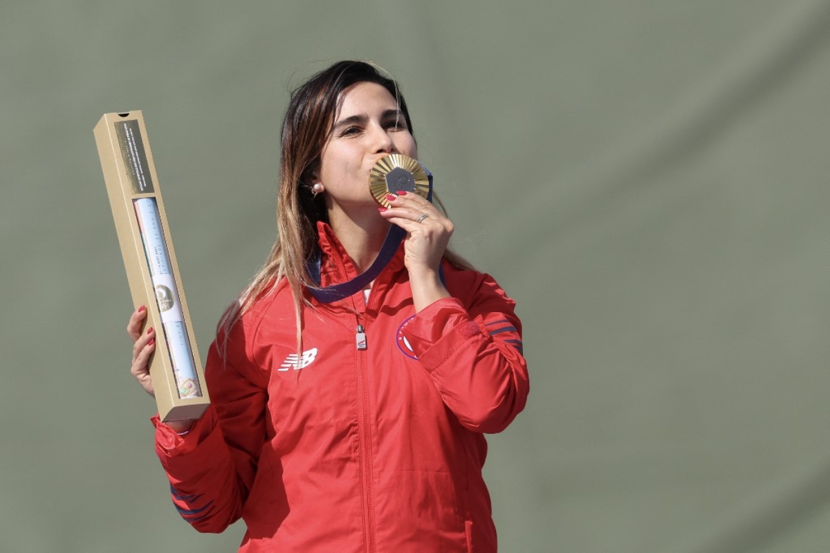 Francisca Crovetto con su medalla de oro en París 2024 (AFP)