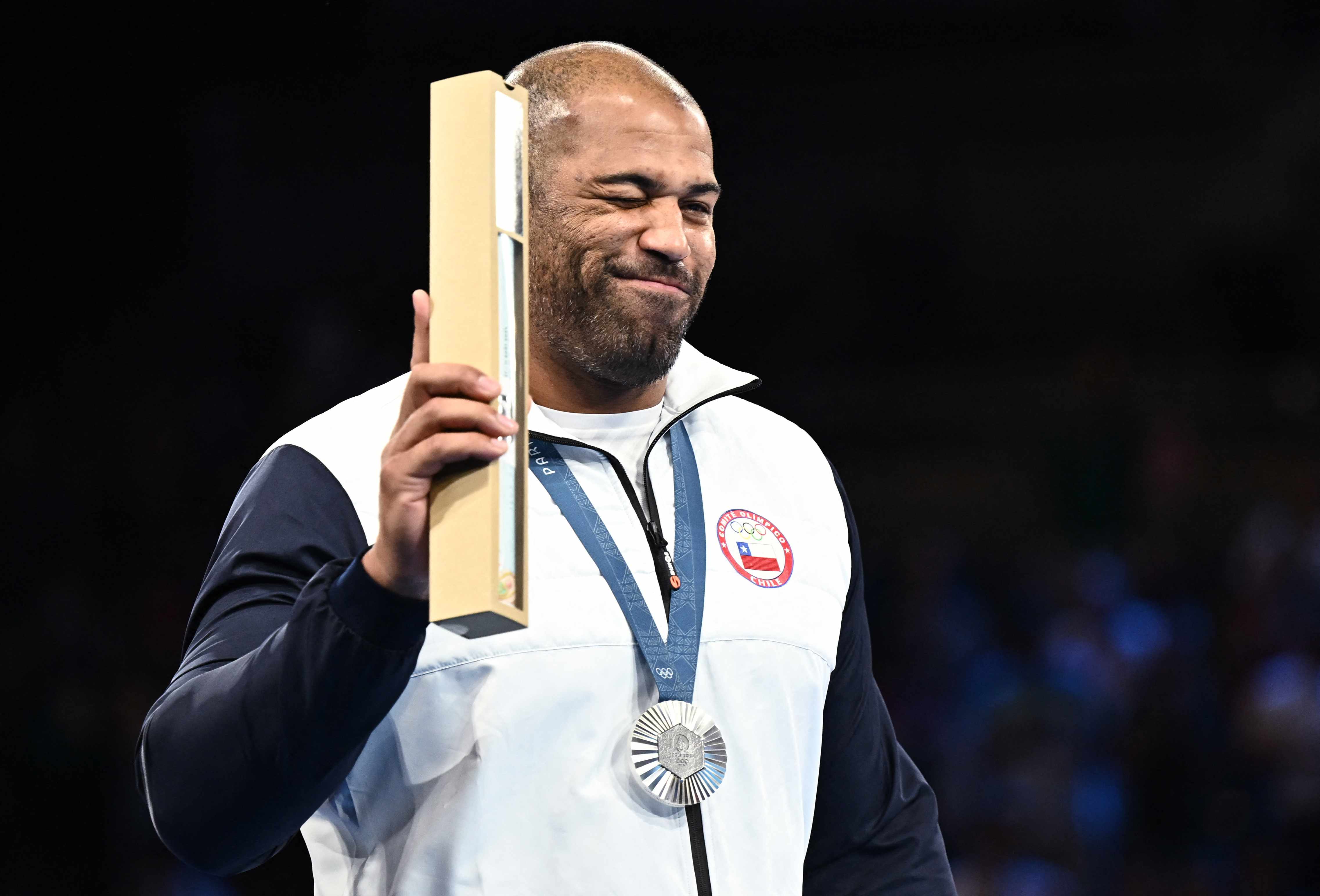 Yasmani Acosta con su medalla de plata en París 2024 (Reuters)