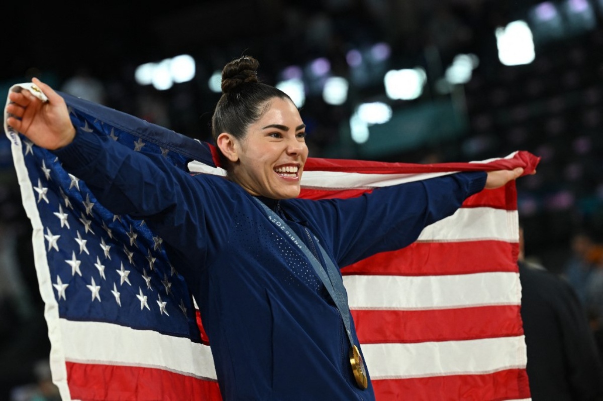 La basquetbolista Kelsey Plum celebrando el último oro de Estados Unidos en París 2024 (AFP)