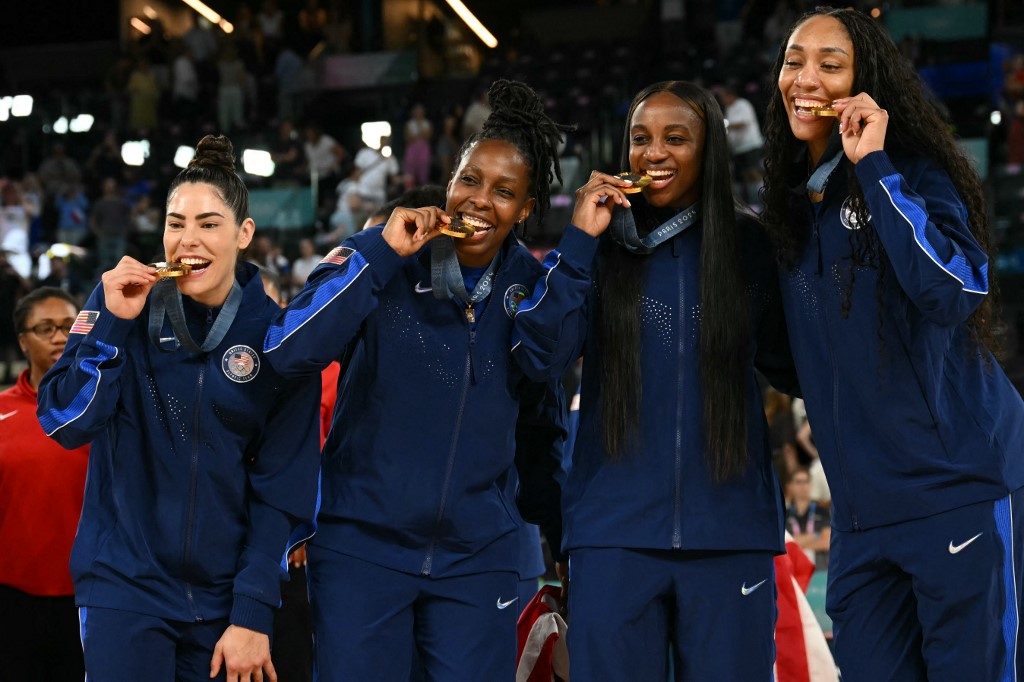 Parte del equipo de básquetbol femenino de Estados Unidos celebrando su oro en París 2024 (AFP)