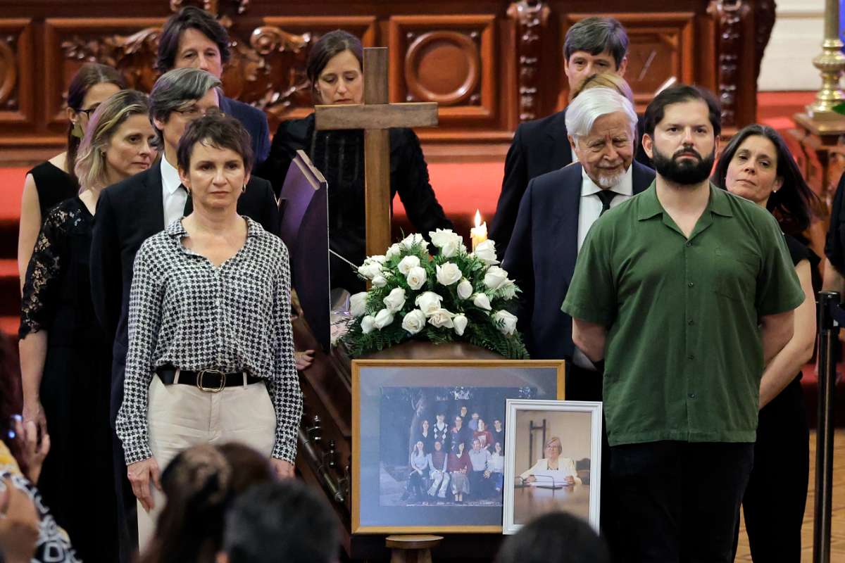 Gabriel Boric y Carolina Tohá en el velorio de Mercedes Bulnes (Aton)