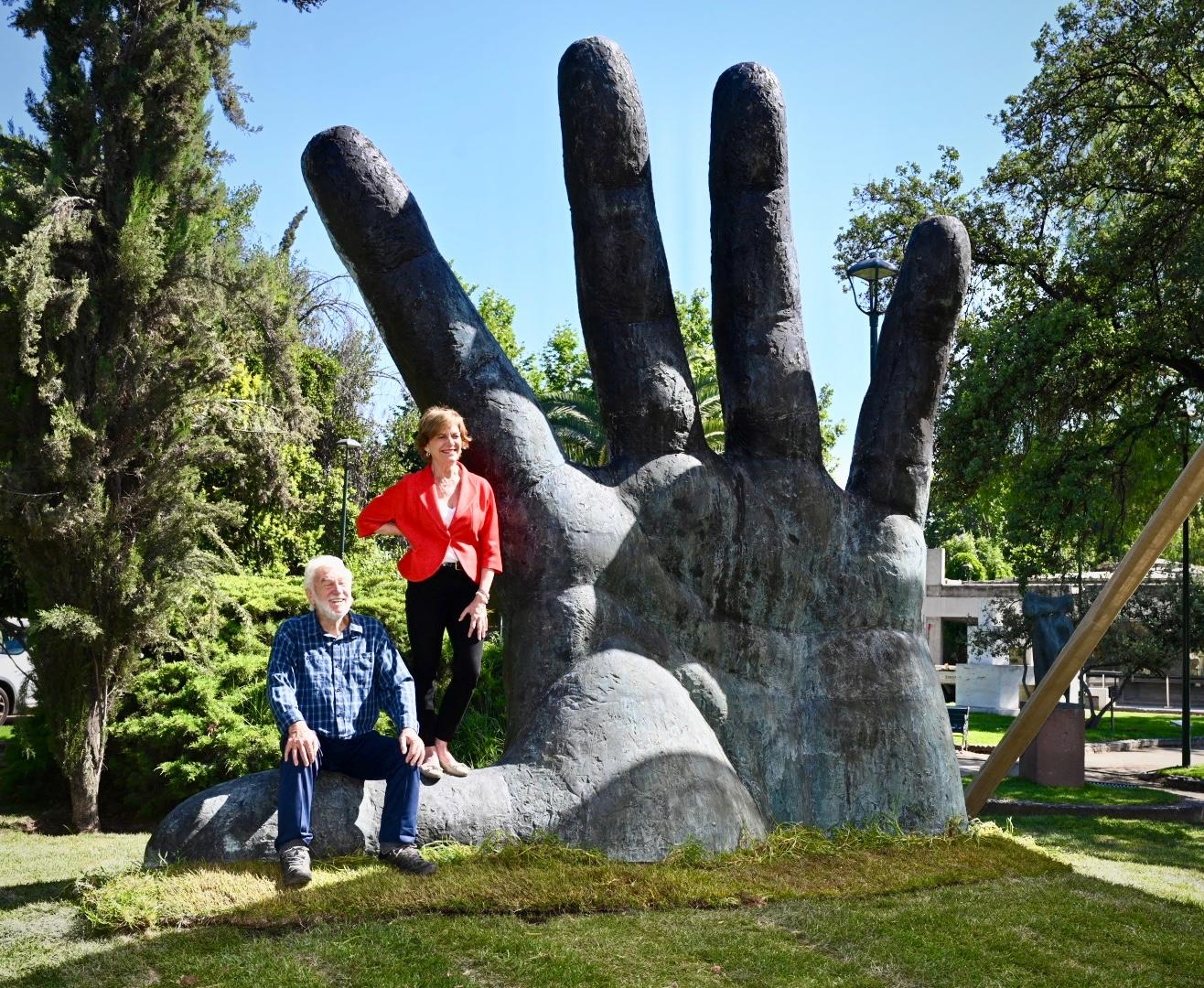 Evelyn Matthei y Mario Irarrázabal junto a la escultura 