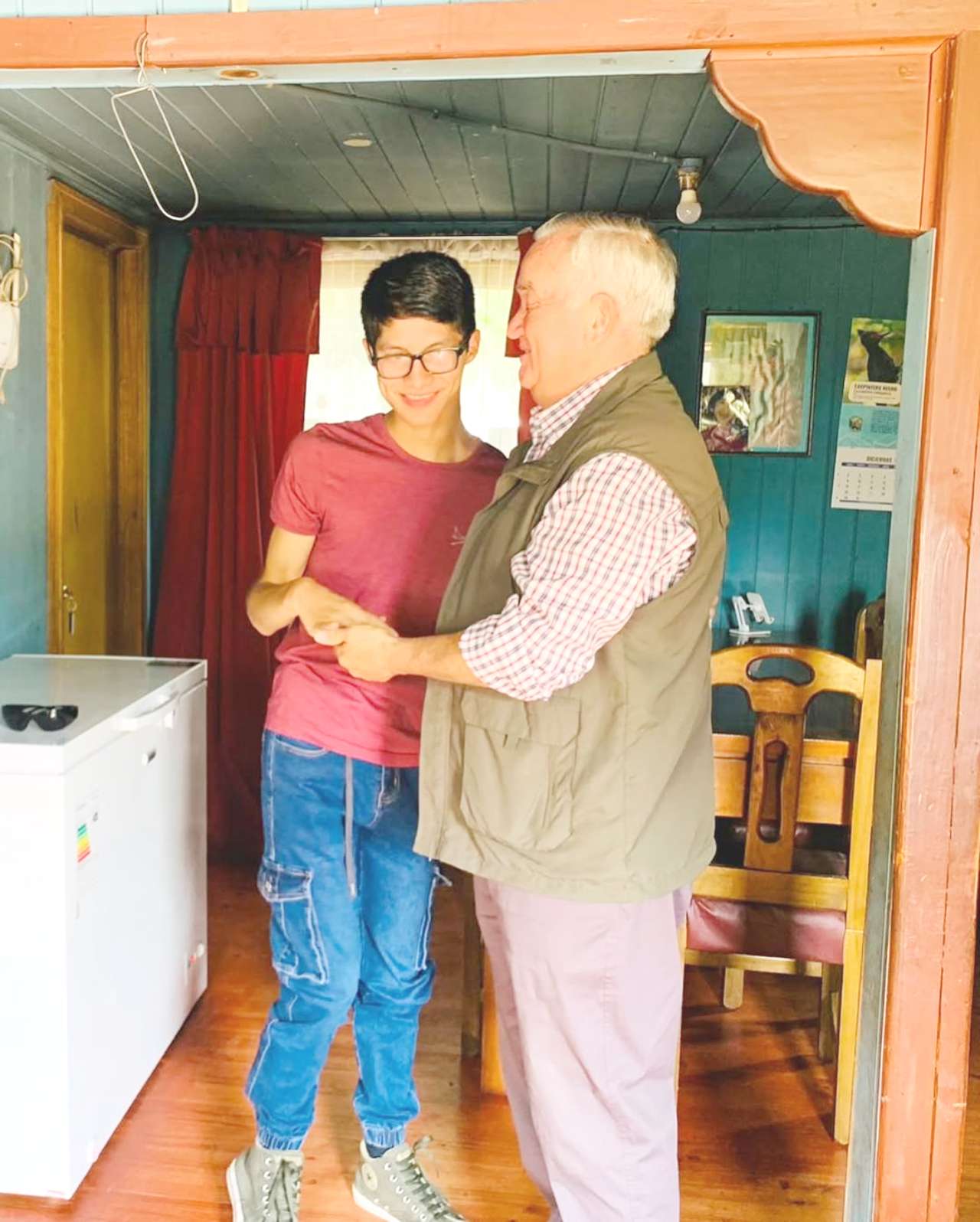 Benjamín Rivas junto a su abuelo / Municipalidad Curanilahue Instagram