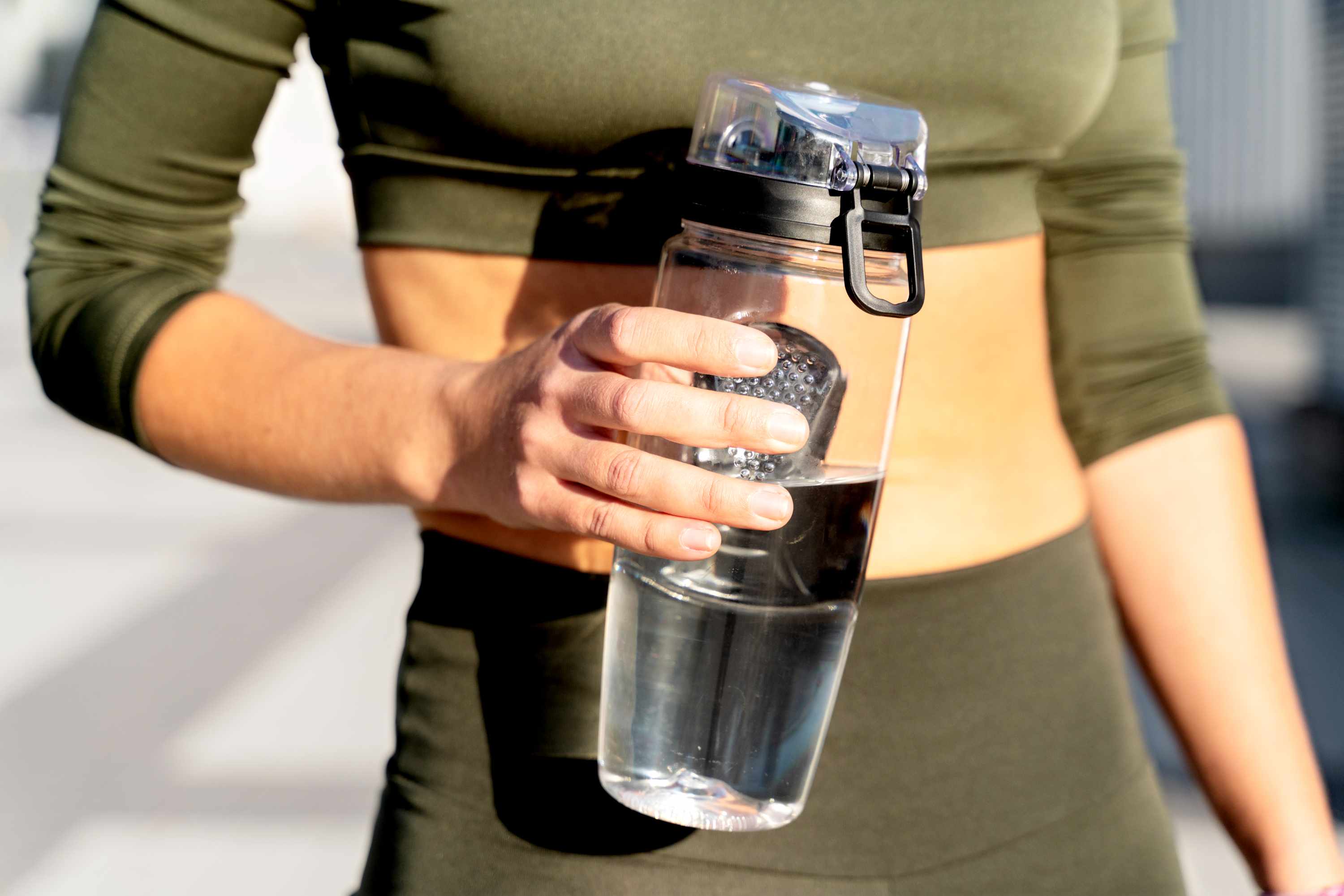 Cuida tu salud lavando frecuentemente tu botella /Freepik