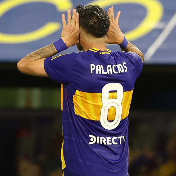 Carlos Palacios celebrando como Juan Román Riquelme / AFP