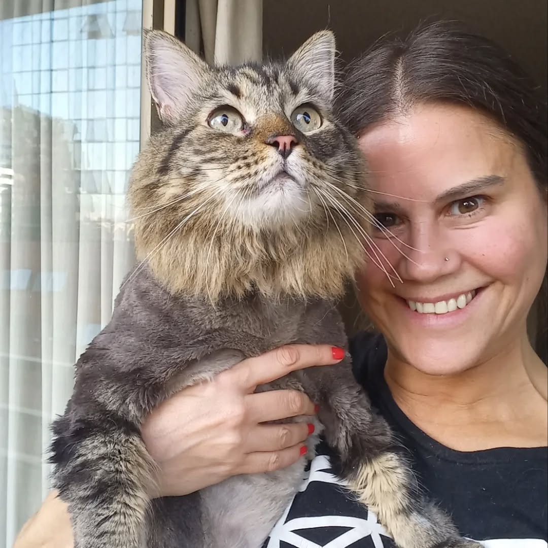 Lupe Fernández con su gato