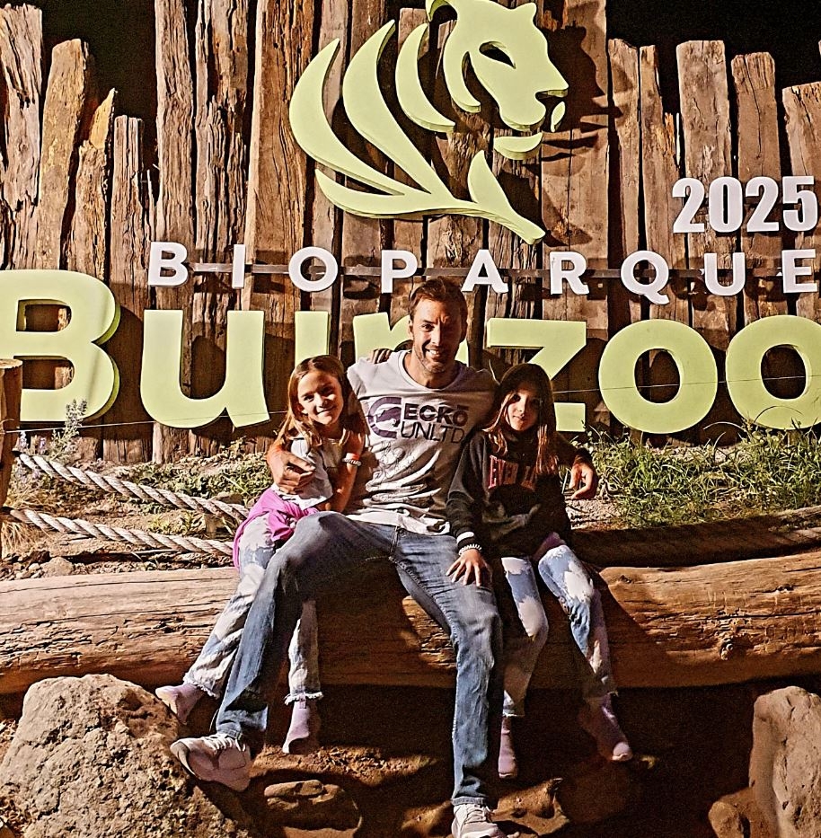 Ernesto Lavín y sus hijas