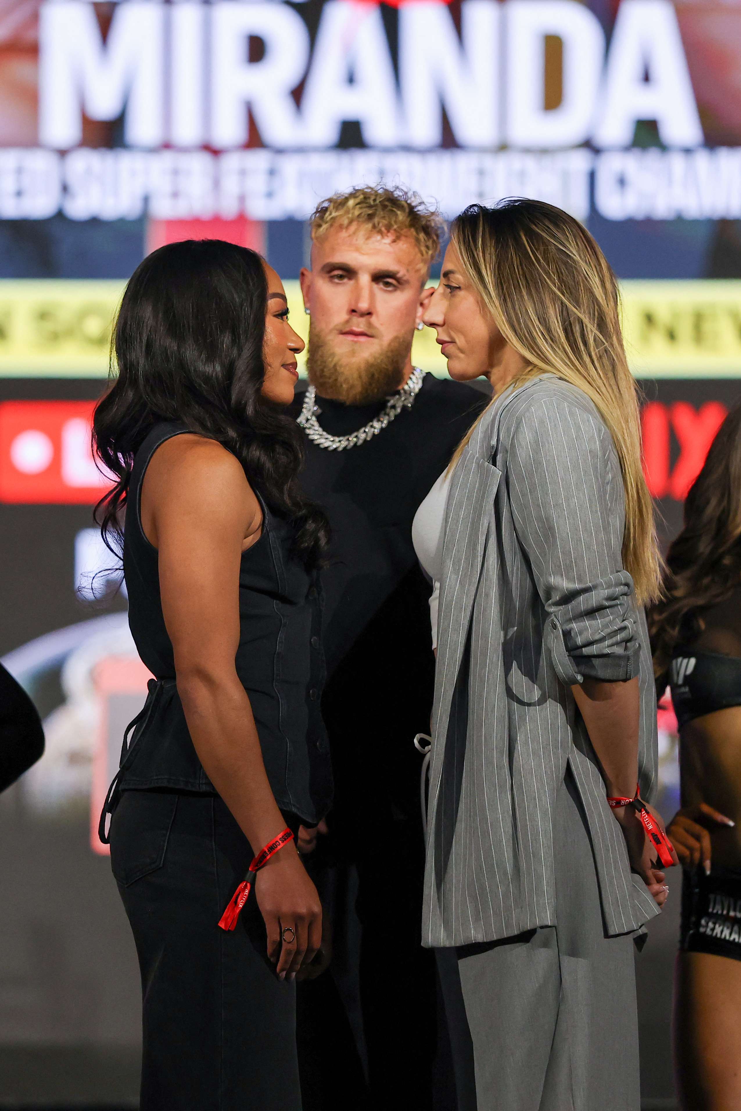 De izquierda a derecha: Alycia Baumgardner, Jake Paul y Jennifer Miranda