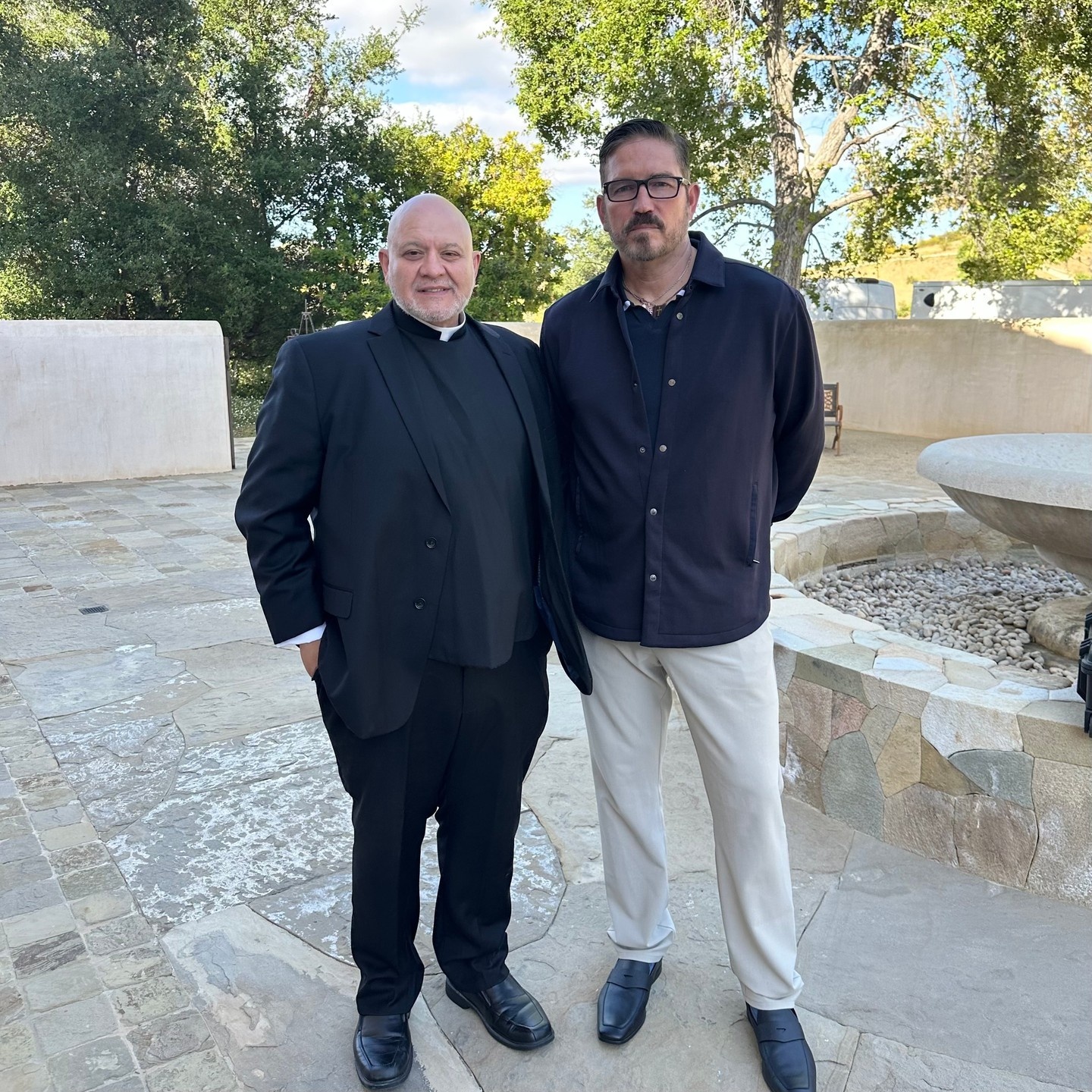 Un cura y Jim Caviezel