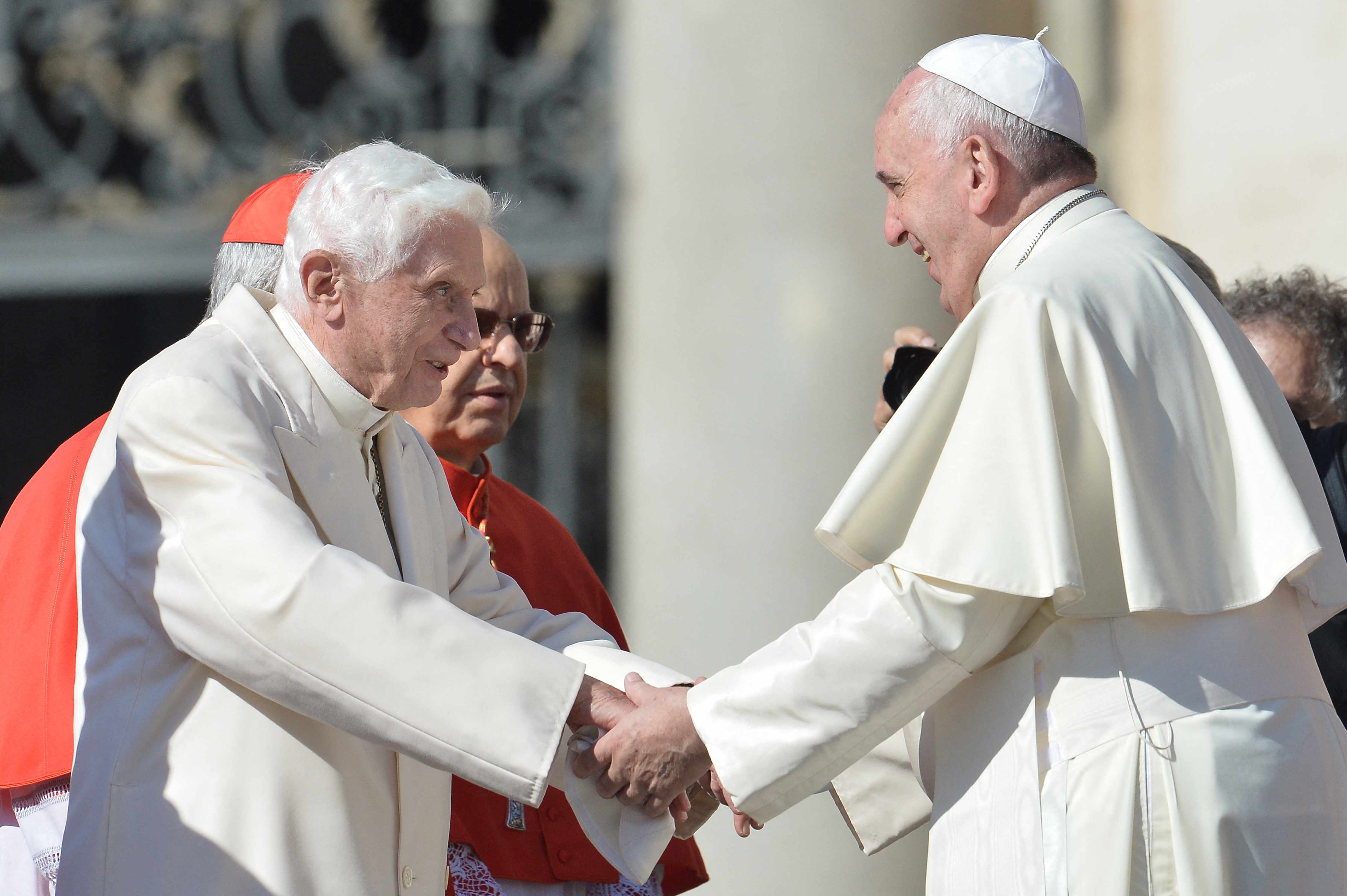 Papa Benedicto XVI y Papa Francisco, ambos fallecidos
