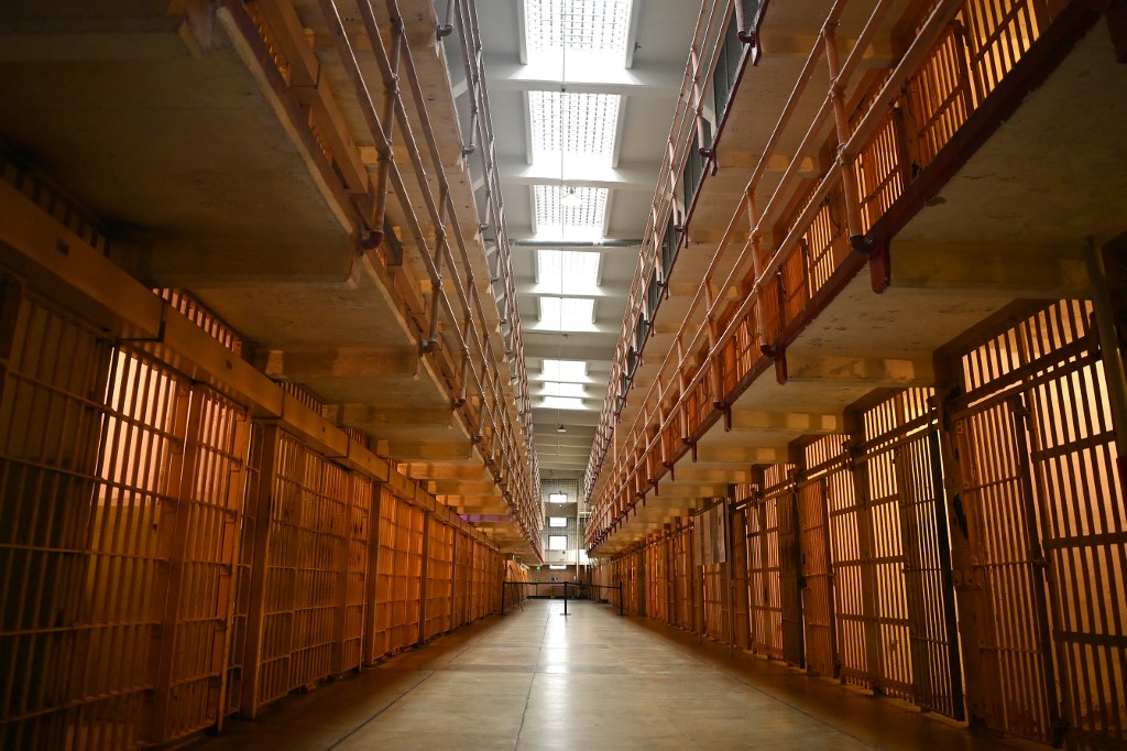 El pasillo penitenciario de la cárcel de Alcatraz (AFP)