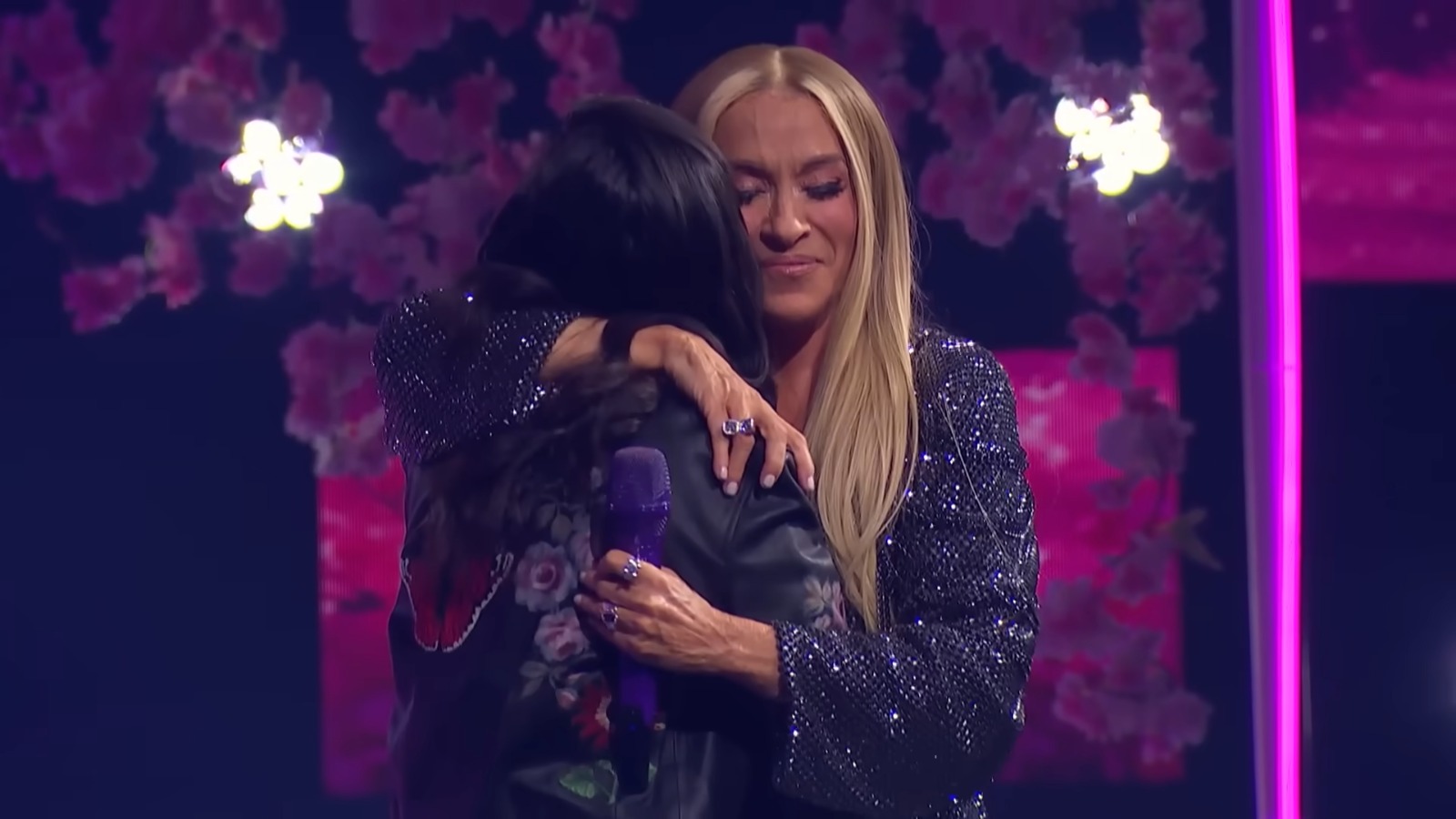 Yuri abrazando a su hija