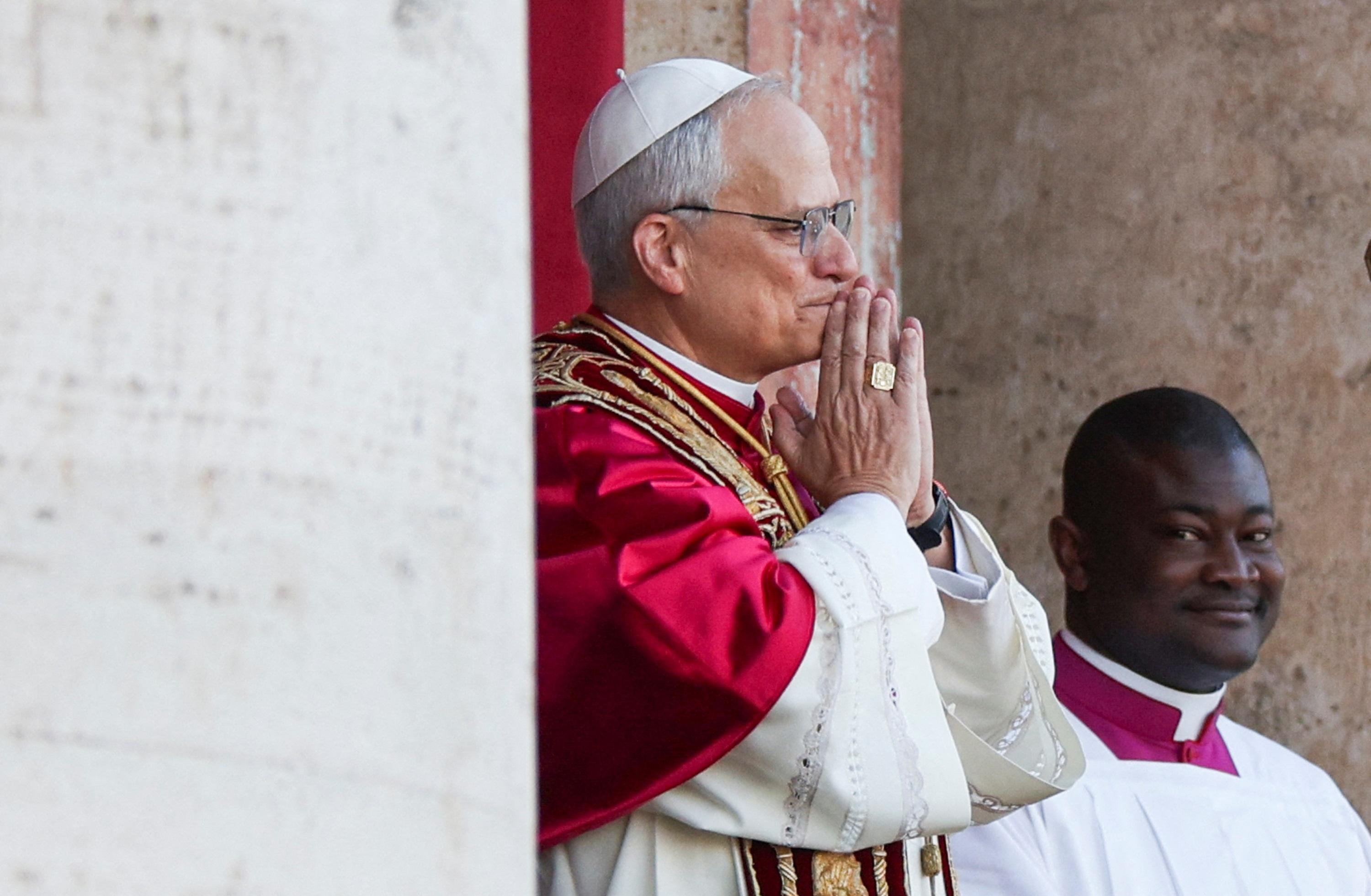 El Papa León XIV dejando ver su reloj / Reuters