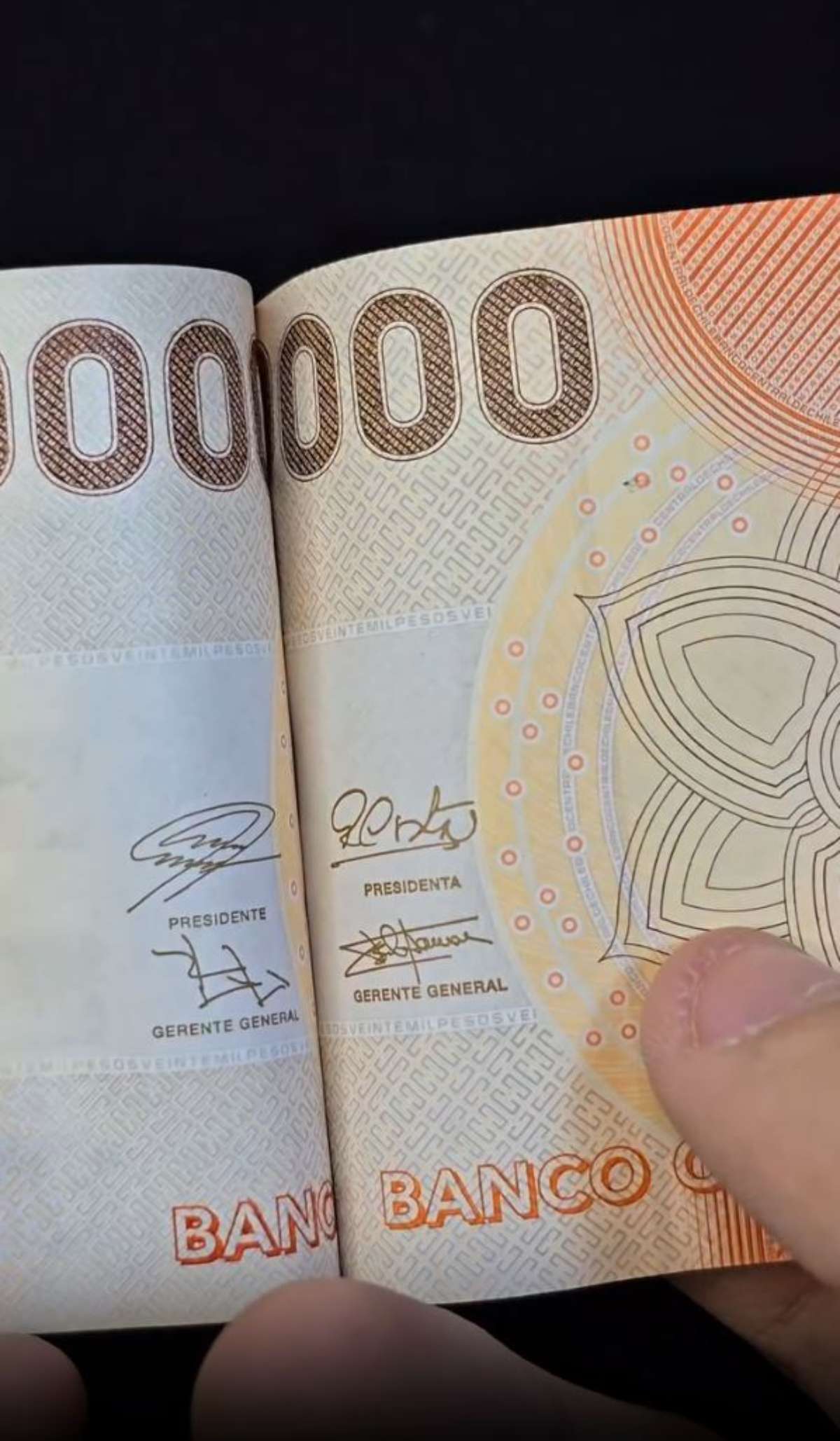 Billete de $20 mil que dice PRESIDENTE y otro que dice PRESIDENTA (Error_coins_chile)