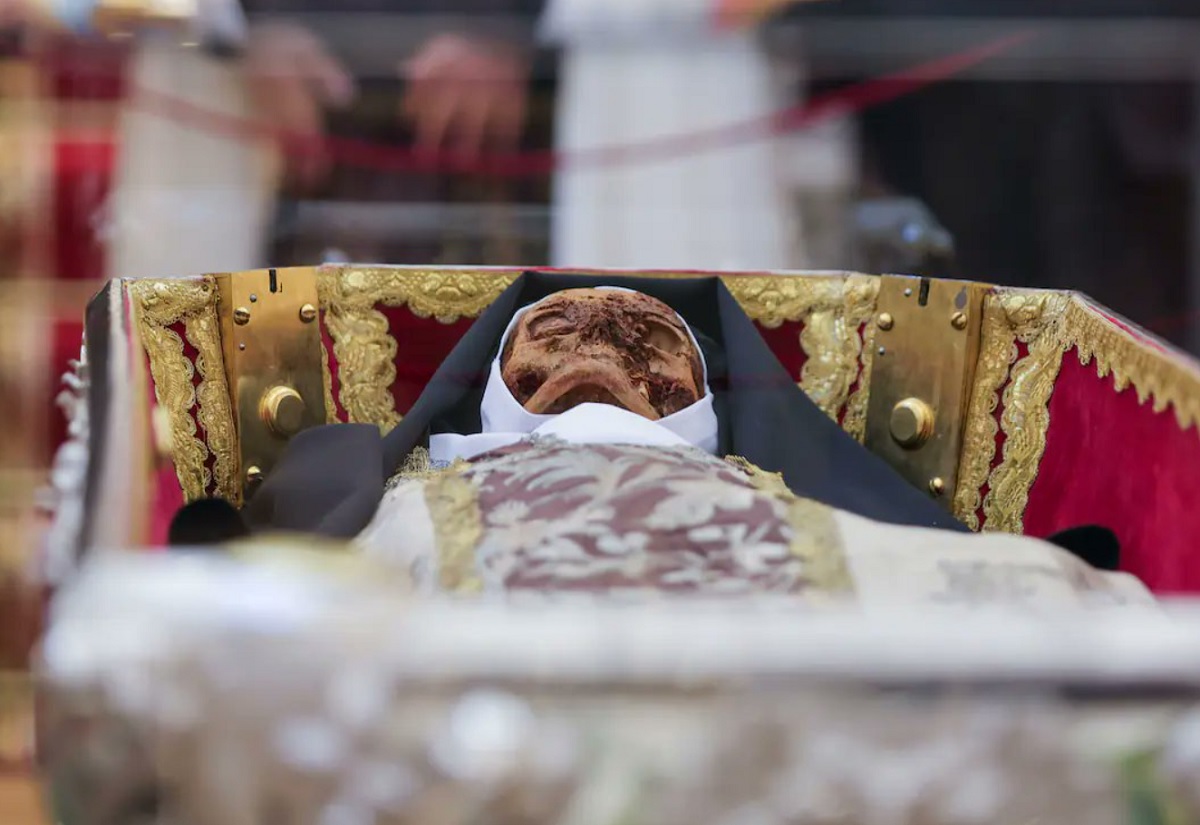 Exhiben cuerpo de Santa Teresa de Jesús / Redes sociales