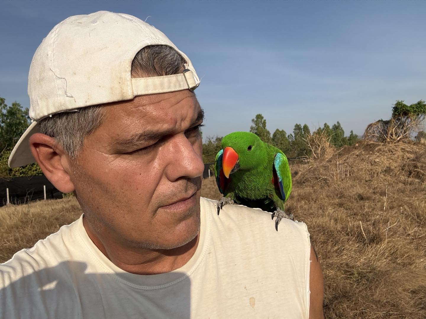 Frank Cuesta con un animal de su falso santuario