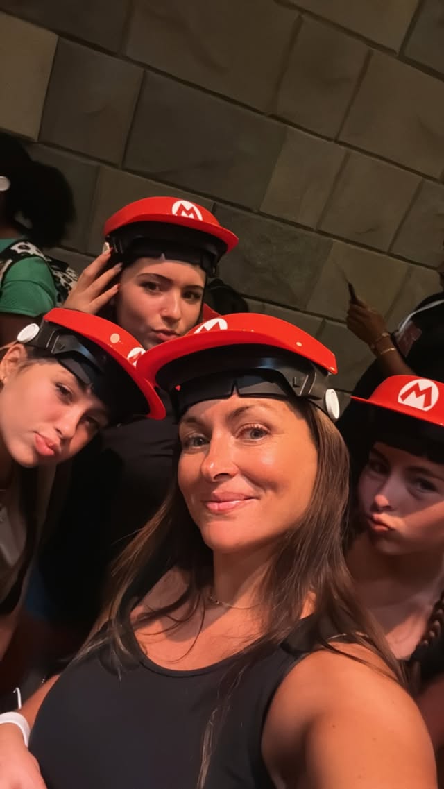 Paula Pavic y sus hijas en el mundo de Mario Bros
