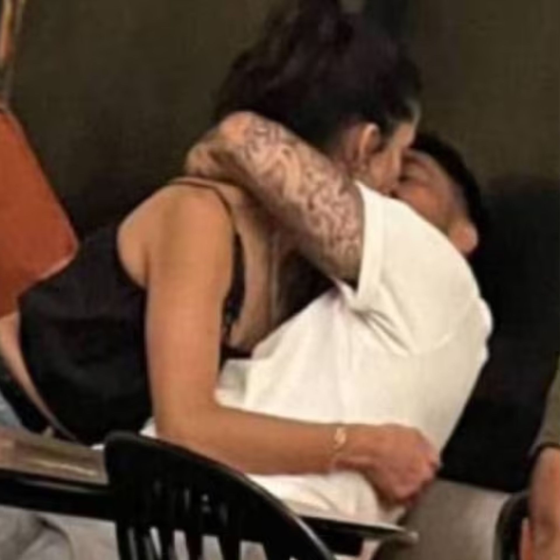 Martina Orrego y Luis Jiménez besándose en un bar. Foto de noviembre de 2024