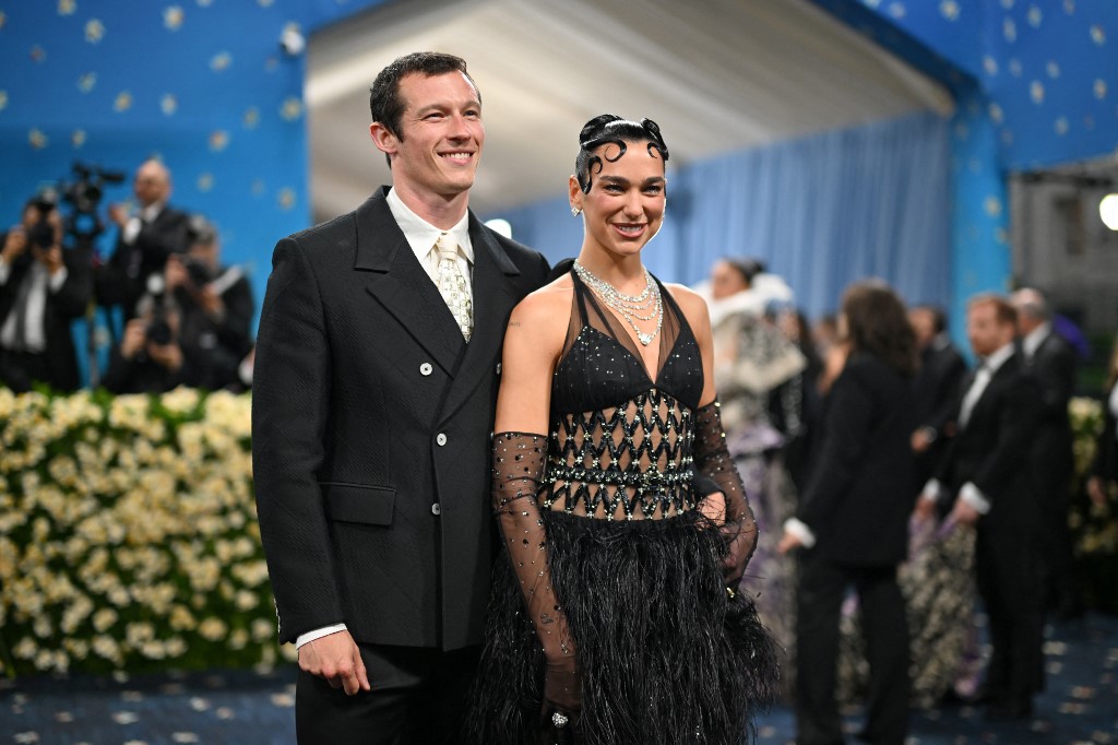 Callum Turner y Dua Lipa en la Met Gala 2025