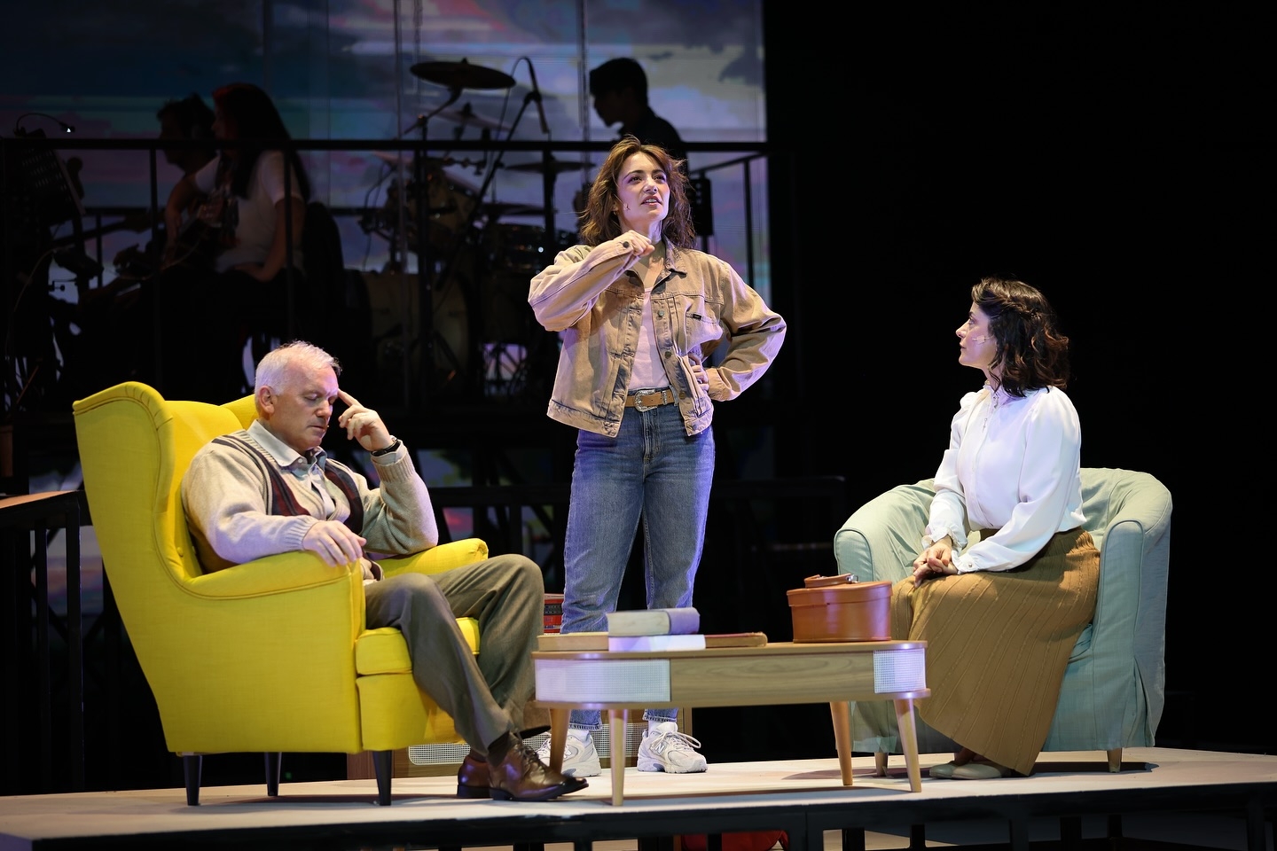 De izquierda a derecha: Felipe Castro, Josefina Fiebelkorn y Daniela Lhorente actuando en la obra 