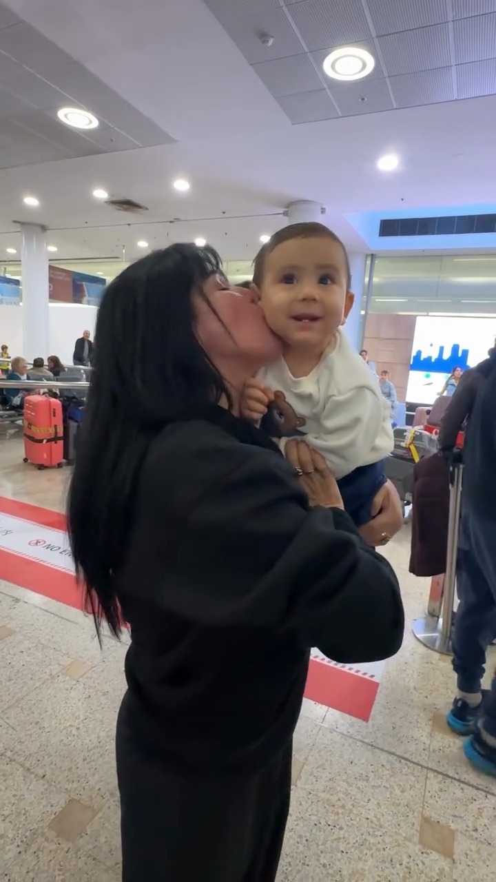 Anita Alvarado y su nieto