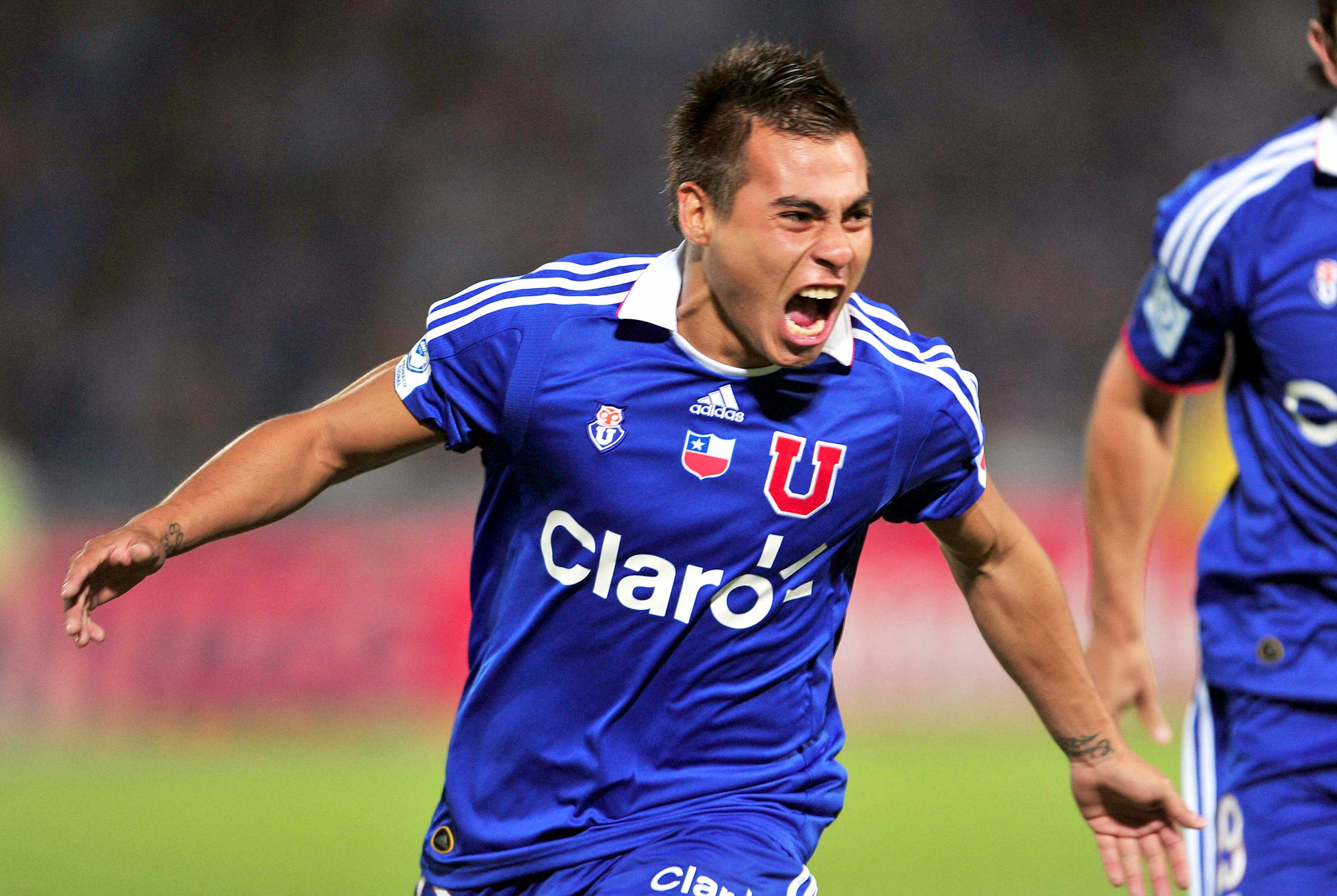 Eduardo Vargas jugando por la U en 2011 / AFP