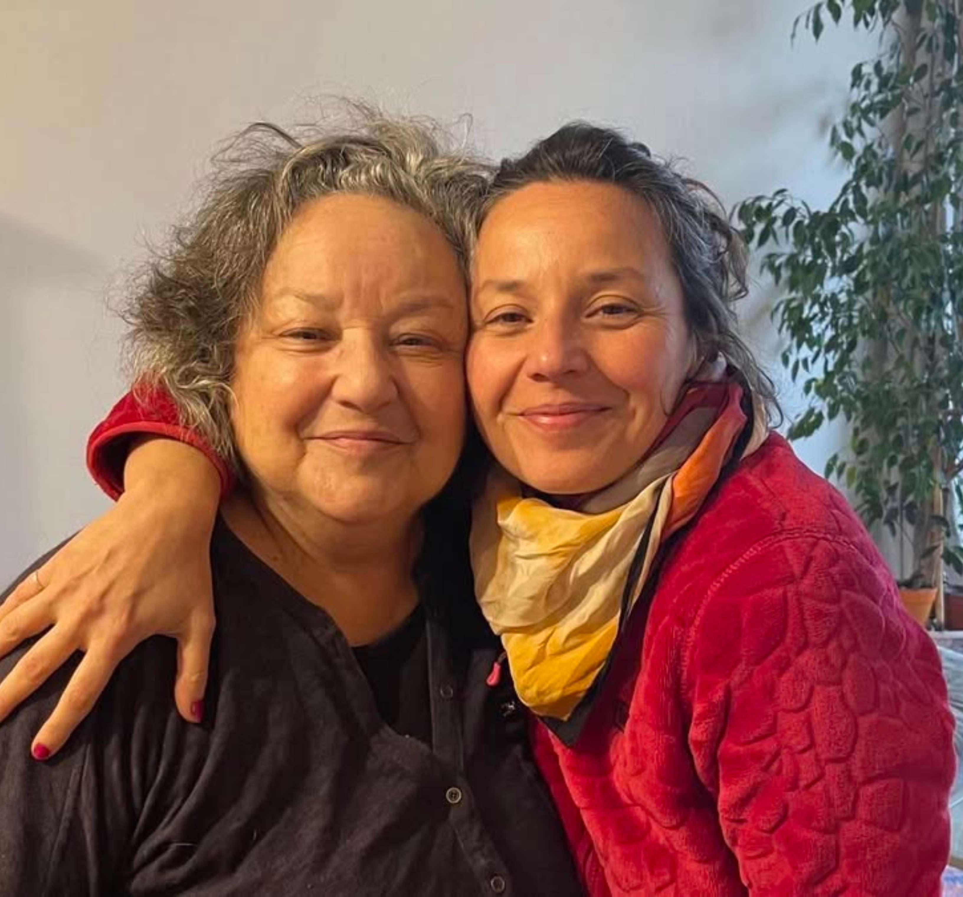 Adela Secall (izquierda) y su madre/Instagram