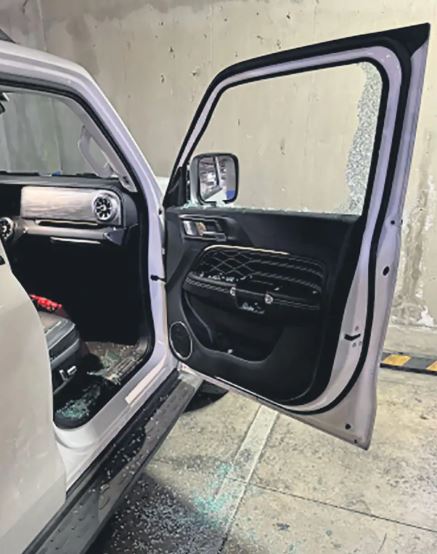 Vidrio del auto de Roberto Cox tras robo