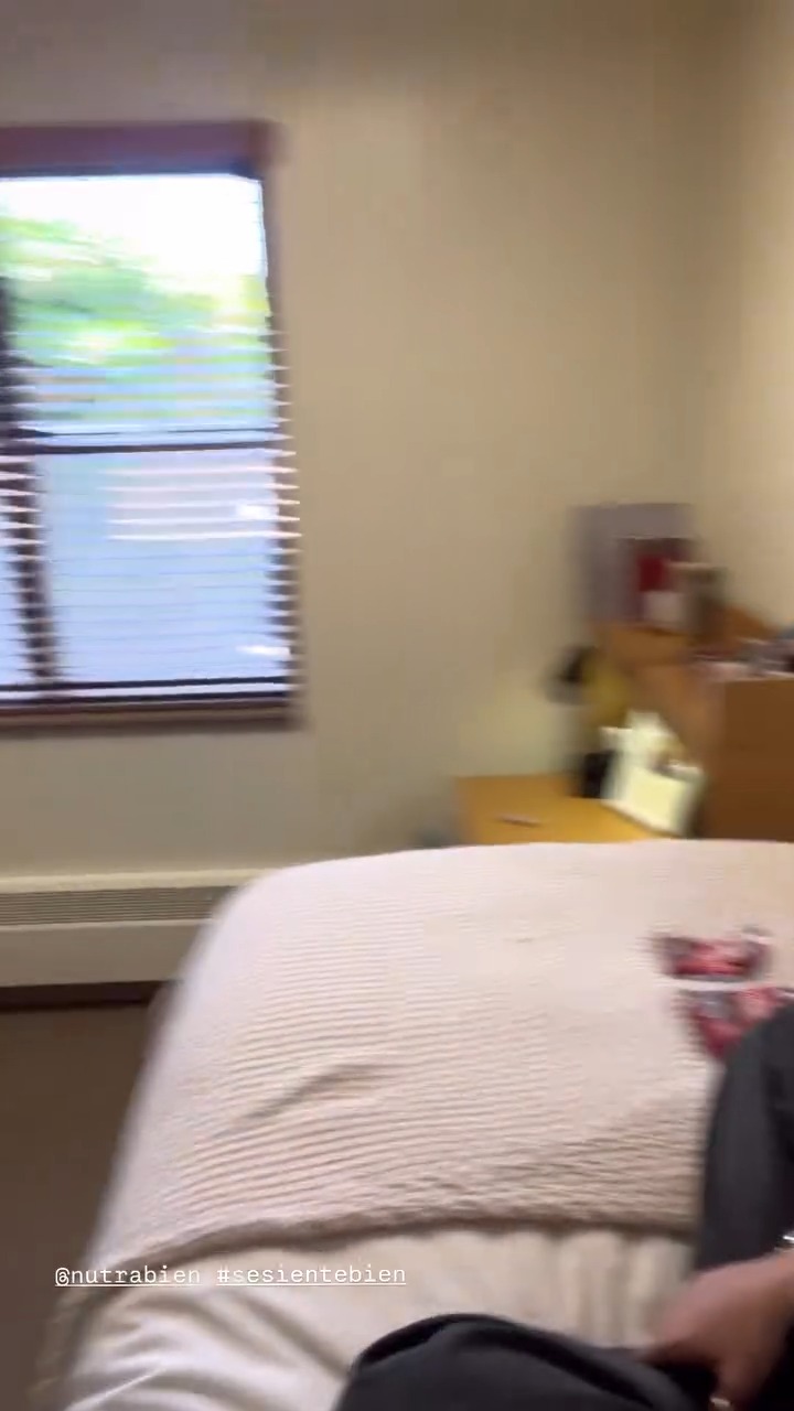 Pies de la cama y escritorio de Milagros Zabaleta